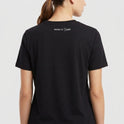 Camiseta com estampa frontal de linhas horizontais com um círculo interrompendo-as à esquerda e estampa traseira de texto pequeno centralizado próximo à gola.