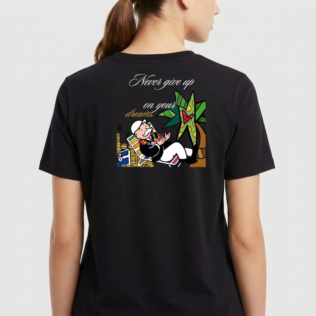 Camiseta com estampa frontal de escrita estilizada vertical no lado direito e estampa traseira de imagem colorida de personagem relaxando com frase inspiradora.