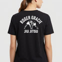 Camiseta com estampa frontal de logo e dois lutadores de jiu-jitsu em postura de combate, e estampa traseira de lutadores em ação sob logotipo em arco.