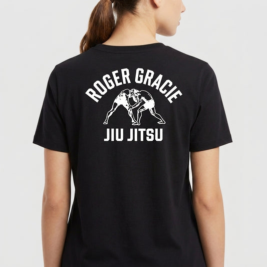 Camiseta com estampa frontal de logo e dois lutadores de jiu-jitsu em postura de combate, e estampa traseira de lutadores em ação sob logotipo em arco.