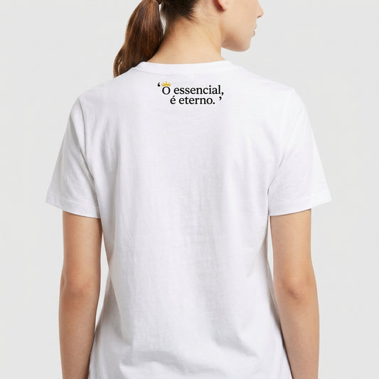 Camiseta com estampa frontal de letra "A" com coroa acima no canto superior e estampa traseira de frase "O essencial, é eterno." com coroa sobre a letra "O".