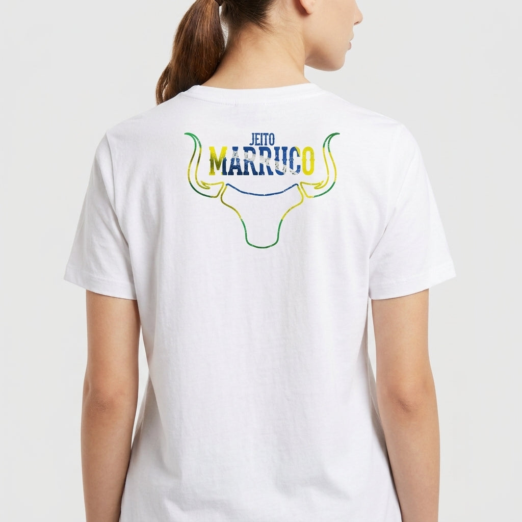 Camiseta com estampa frontal de cabeça de touro estilizada no canto superior e estampa traseira de touro com texto "Jeito Marujo" sobreposto.
