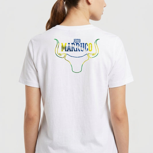 Camiseta com estampa frontal de cabeça de touro estilizada no canto superior e estampa traseira de touro com texto "Jeito Marujo" sobreposto.