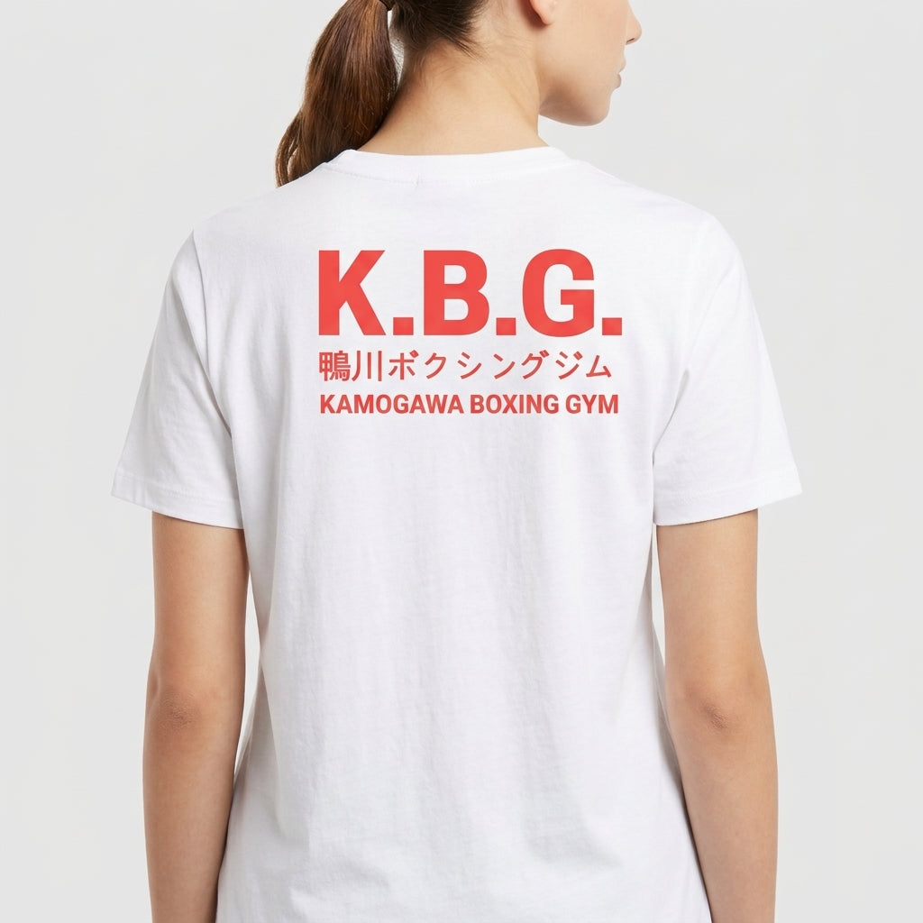 Camiseta com estampa frontal de "K.B.G." e texto em japonês seguido de "KAMOGAWA BOXING GYM" e estampa traseira com os mesmos elementos ampliados.
