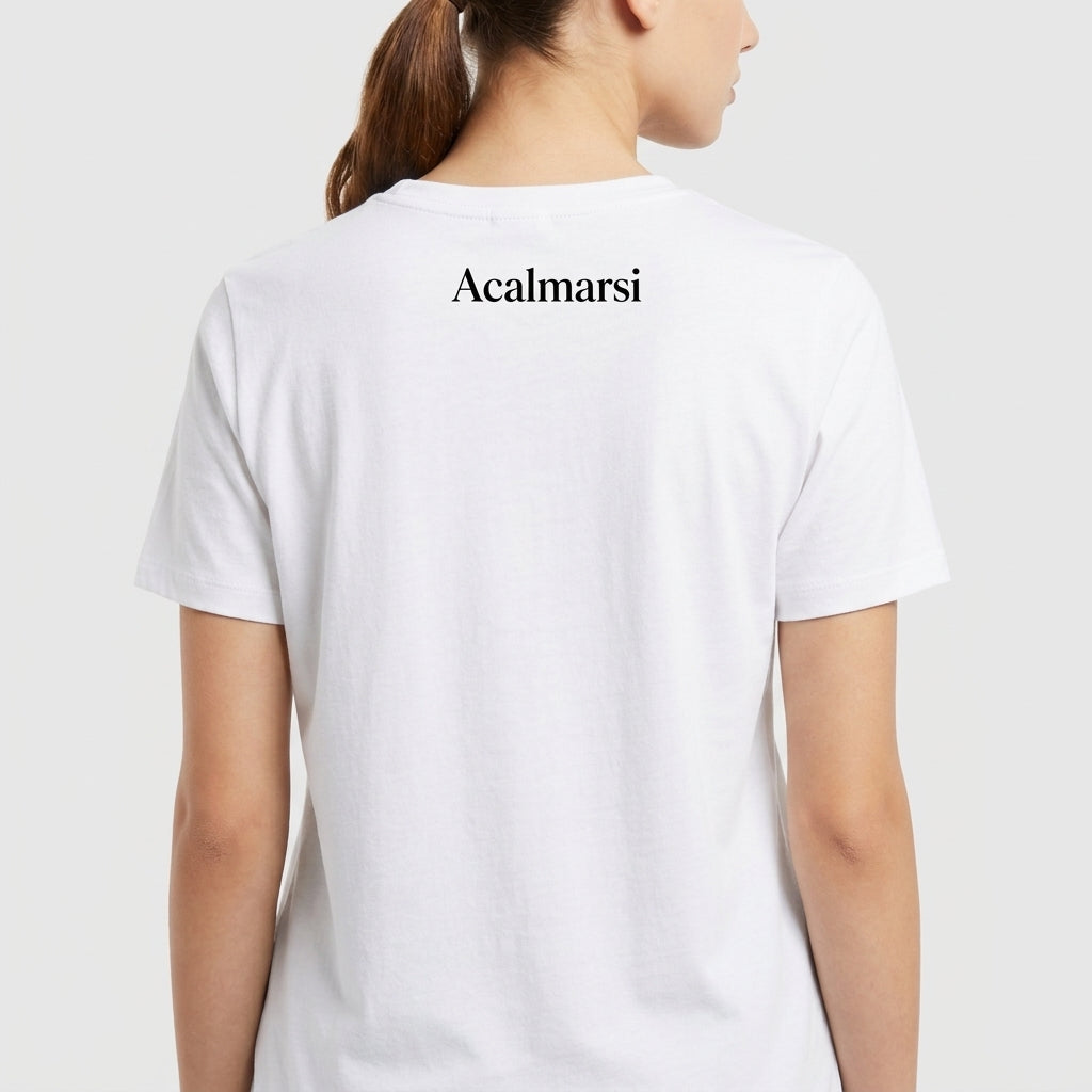 Camiseta com estampa frontal de texto estilizado "AUTISMO" colorido seguido de "Acal.mar.si" e frase pequena, e estampa traseira de "Acalmarsi".