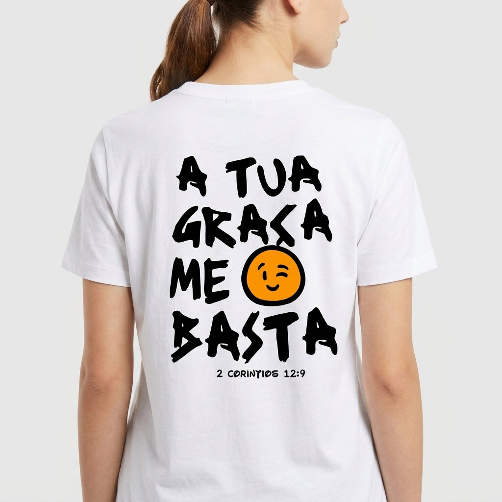 Camiseta com estampa traseira de frase "A TUA GRAÇA ME BASTA" com rosto sorridente e referência bíblica "2 CORÍNTIOS 12:9".