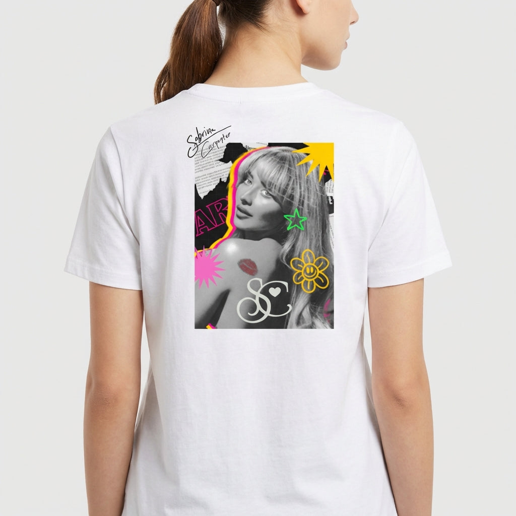 Camiseta com estampa frontal de marcas de batom vermelho e assinatura artística e estampa traseira de colagem com retrato feminino, flores e cores vibrantes.