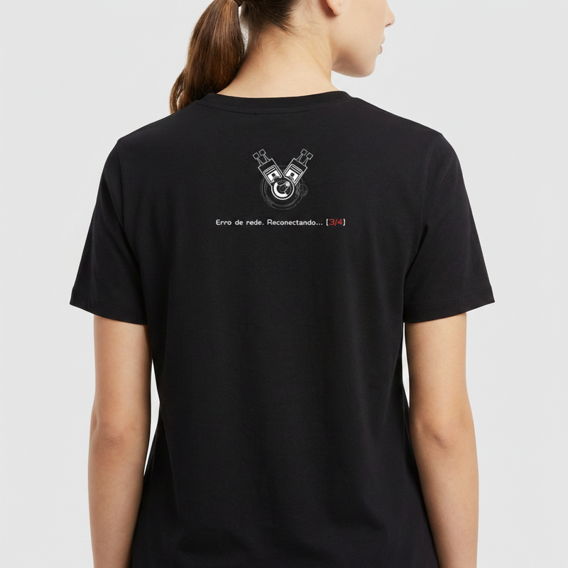 Camiseta com estampa traseira de dois cabos desconectados e uma engrenagem, acompanhados da inscrição "Erro de rede. Reconectando... [3/4]".