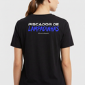 Camiseta com estampa frontal de "#roccateam" e estampa traseira de "PISCADOR DE LAMPADINHAS" e "#roccateam".