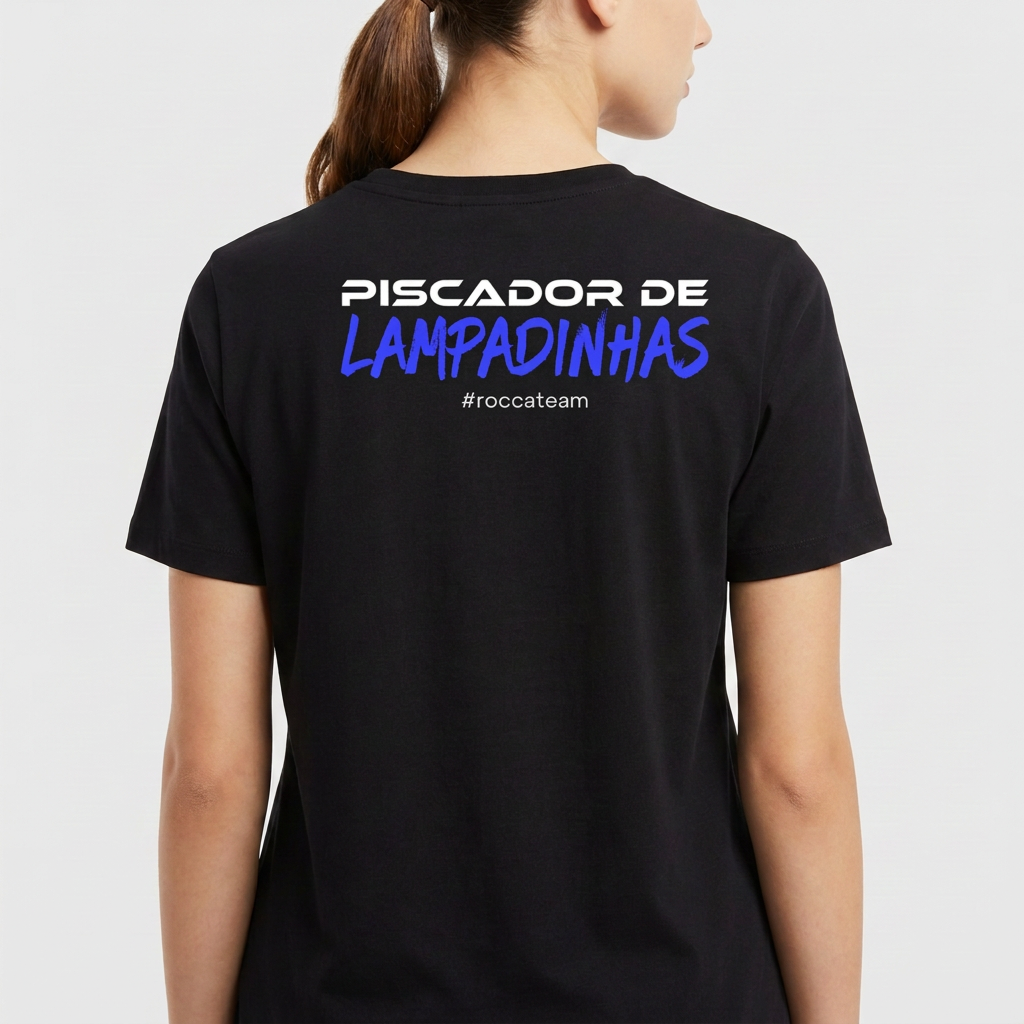 Camiseta com estampa frontal de "#roccateam" e estampa traseira de "PISCADOR DE LAMPADINHAS" e "#roccateam".