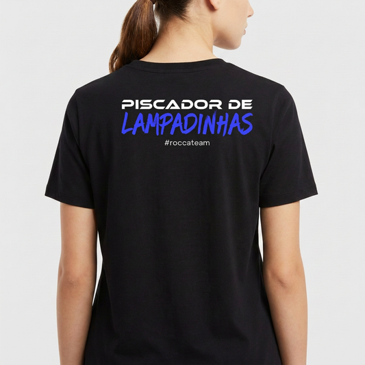 Camiseta com estampa frontal de "#roccateam" e estampa traseira de "PISCADOR DE LAMPADINHAS" e "#roccateam".