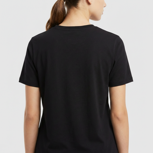 Camiseta com estampa frontal de coroa de espinhos acima da frase "Meu Pai Minha É a Vingança" e estampa traseira menor com coroa de espinhos.