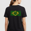 Camiseta com estampa frontal de "ORDEM E PROGRESSO" dentro de um retângulo e símbolo central, e estampa traseira com a mesma frase sobre bandeira estilizada.