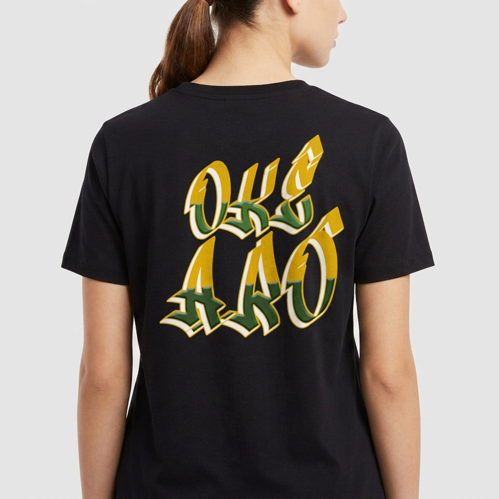 Camiseta com estampa traseira de texto em grafite estilizado, letras em negrito com contorno dinâmico, criando um efeito tridimensional e impactante.