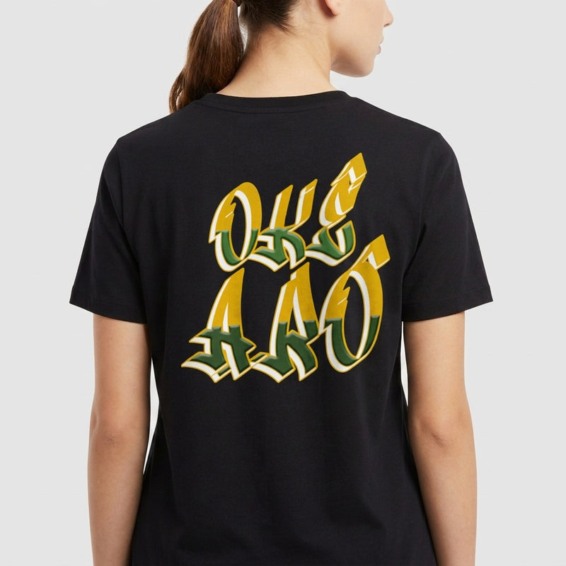 Camiseta com estampa traseira de texto em grafite estilizado, letras em negrito com contorno dinâmico, criando um efeito tridimensional e impactante.
