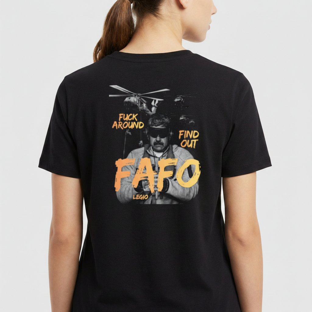 Camiseta com estampa frontal de letras desgastadas "FAFO" pequenas e estampa traseira de imagem com helicópteros, homem vendado e texto "FU*K AROUND FIND OUT FAFO LEGIO".