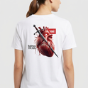 Camiseta com estampa frontal de coração e linha de batimentos e estampa traseira de coração anatômico atravessado por espada e texto "Salmos 119:105".
