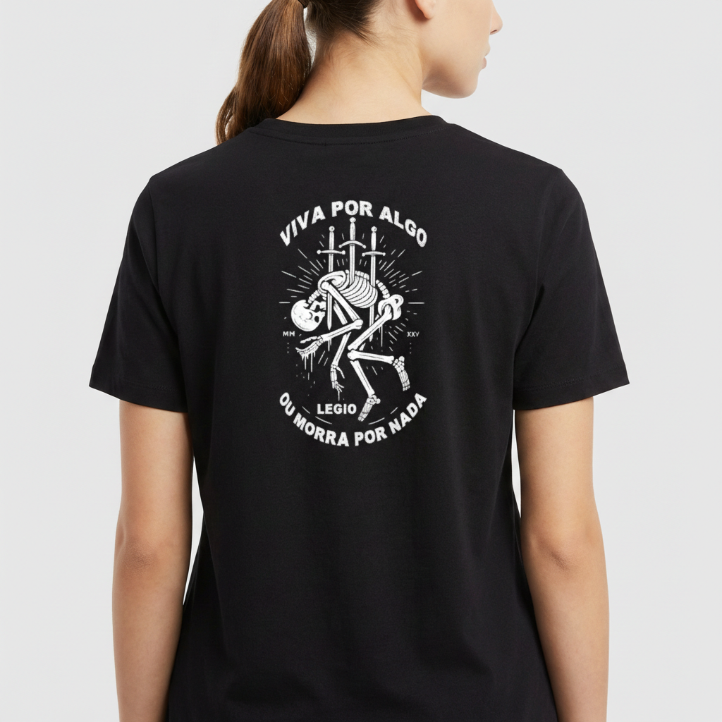 Camiseta com estampa frontal de esqueleto com espadas e texto "LEGIO", e estampa traseira de esqueleto sob espadas com texto curvo "VIVA POR ALGO OU MORRA POR NADA".