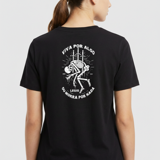Camiseta com estampa frontal de esqueleto com espadas e texto "LEGIO", e estampa traseira de esqueleto sob espadas com texto curvo "VIVA POR ALGO OU MORRA POR NADA".