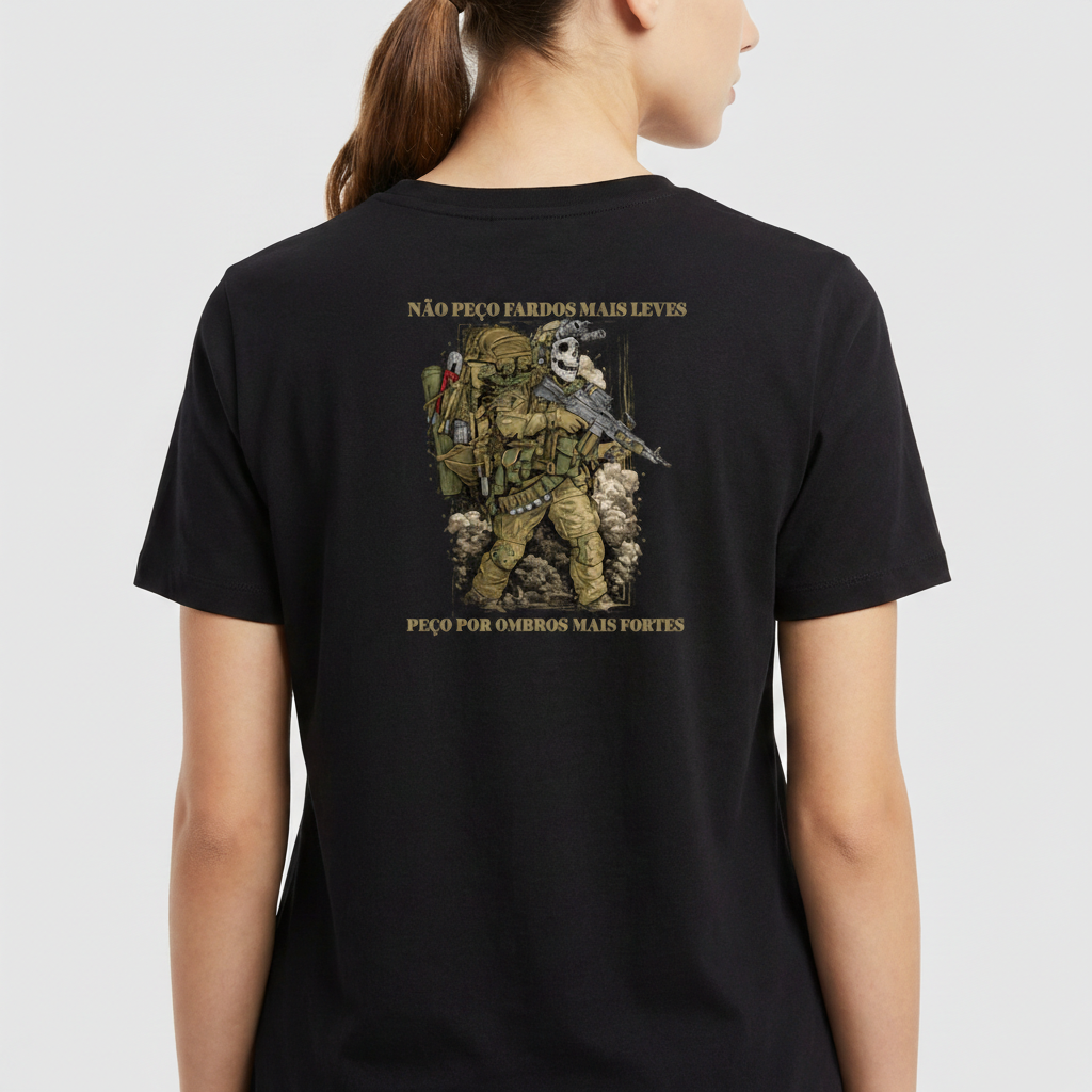 Camiseta com estampa frontal de um capacete romano ao lado da palavra "LEGIO" e estampa traseira de soldado armado com caveira, cercado por texto.