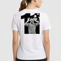 Camiseta com estampa traseira de número grande acompanhando imagem central de jogador de futebol em pose alegre, ladeado por estrelas estilizadas.