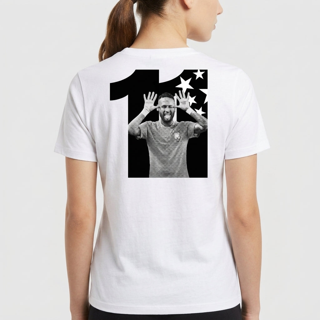 Camiseta com estampa traseira de número grande acompanhando imagem central de jogador de futebol em pose alegre, ladeado por estrelas estilizadas.