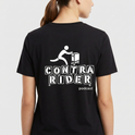 Camiseta com estampa frontal de figura estilizada empurrando um equipamento e estampa traseira com a mesma figura acima do texto "CONTRA RIDER podcast".