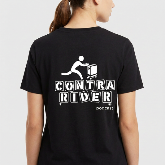 Camiseta com estampa frontal de figura estilizada empurrando um equipamento e estampa traseira com a mesma figura acima do texto "CONTRA RIDER podcast".