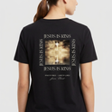 Camiseta com estampa frontal de "Jesus is King" decorada com uma coroa e estampa traseira apresentando cruz refletida na água com "Jesus is King".