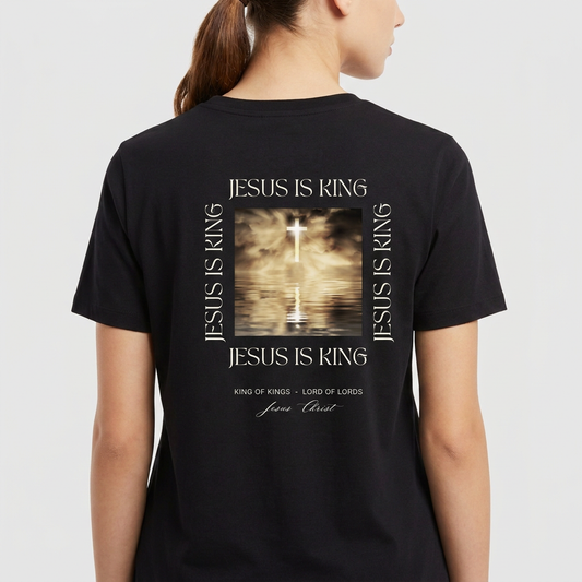 Camiseta com estampa frontal de "Jesus is King" decorada com uma coroa e estampa traseira apresentando cruz refletida na água com "Jesus is King".