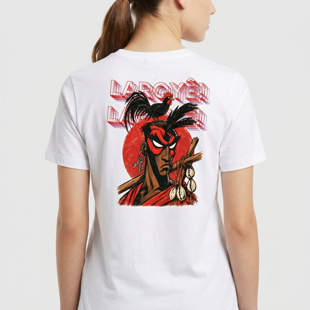Camiseta com estampa frontal de símbolo circular minimalista com tridente e estampa traseira de guerreiro estilizado com cocar e galo sobre fundo circular.