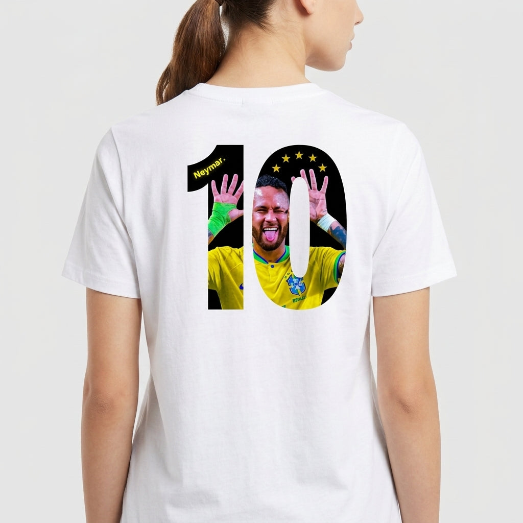 Camiseta com estampa traseira de número "10" contendo foto de jogador fazendo careta, mãos levantadas e cinco estrelas acima.