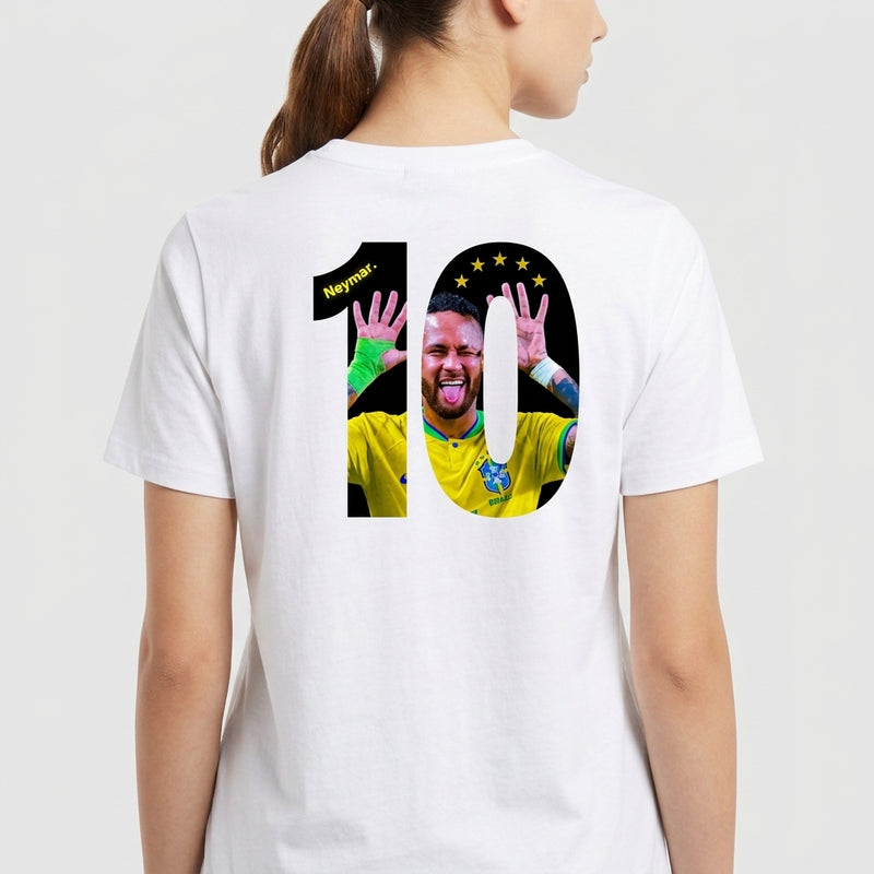 Camiseta com estampa traseira de número "10" contendo foto de jogador fazendo careta, mãos levantadas e cinco estrelas acima.