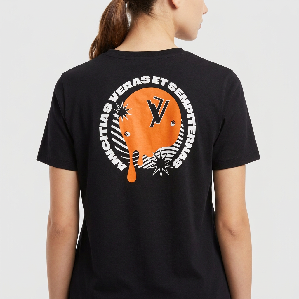 Camiseta com estampa frontal de logotipo estilizado em linhas e estampa traseira com esfera derretida, logotipo, estrelas e frase curva ao redor.