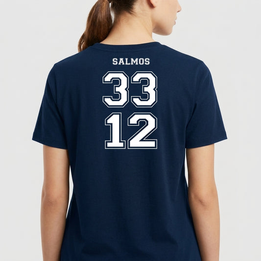 Camiseta com estampa frontal de texto "Feliz a nação cujo Deus é o Senhor" acima de um símbolo nacional e estampa traseira de "Salmos 33 12".