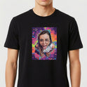 Camiseta com estampa frontal de retrato feminino em estilo digital, sobre um fundo psicodélico vibrante com padrões abstratos e formas geométricas.