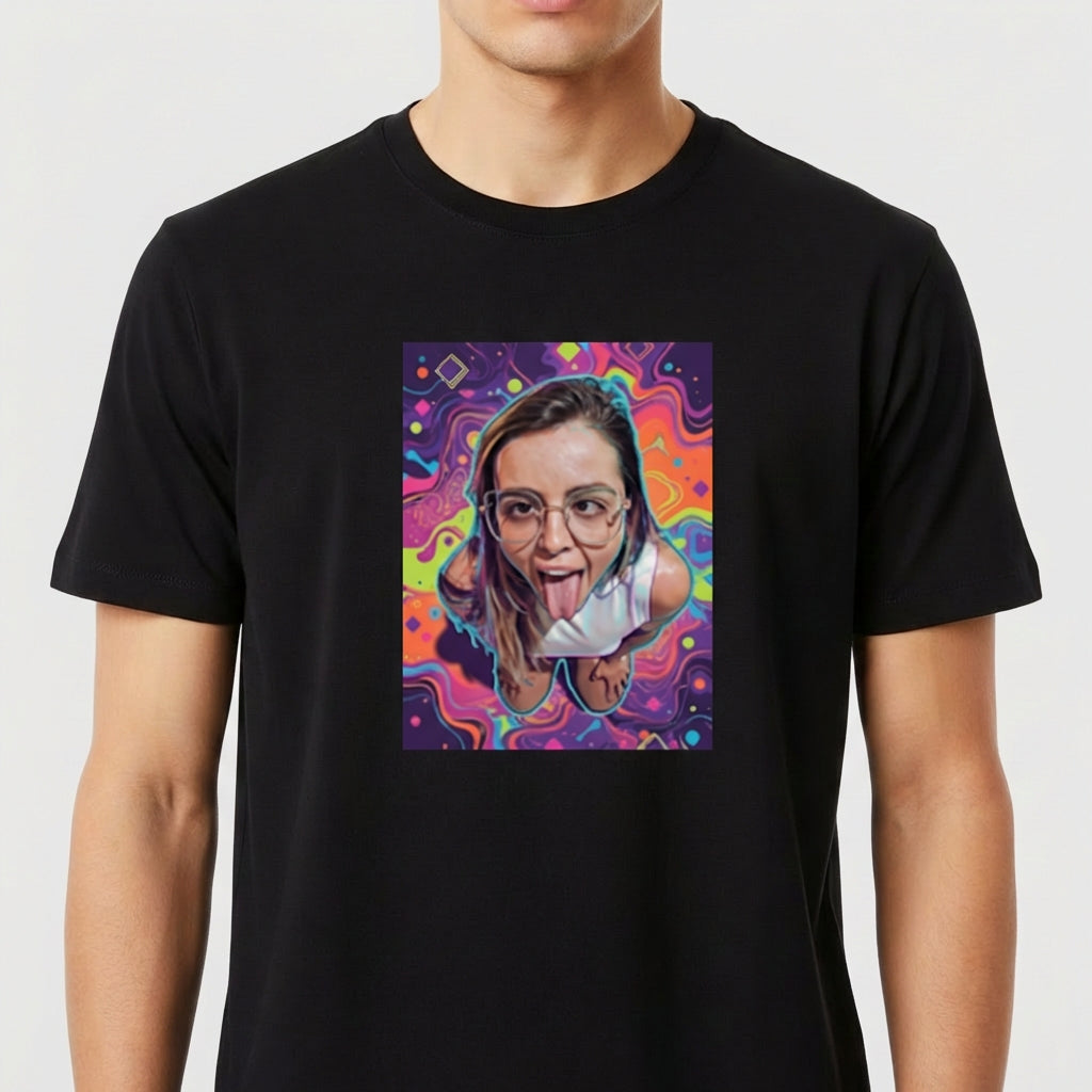 Camiseta com estampa frontal de retrato feminino em estilo digital, sobre um fundo psicodélico vibrante com padrões abstratos e formas geométricas.