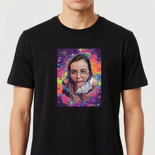 Camiseta com estampa frontal de retrato feminino em estilo digital, sobre um fundo psicodélico vibrante com padrões abstratos e formas geométricas.