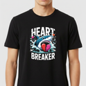 Camiseta com estampa frontal de tubarão sorridente segurando coração partido, rodeado por ondas e três corações menores, texto "Heart Breaker" ao redor.