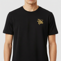 Camiseta com estampa frontal de caveira com visor em triângulo e estampa traseira de caveira tática com dispositivos, triângulo e texto "Ghost Lens Tactical".