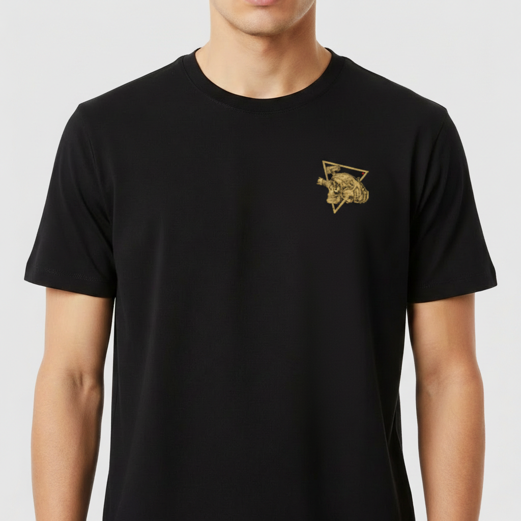 Camiseta com estampa frontal de caveira com visor em triângulo e estampa traseira de caveira tática com dispositivos, triângulo e texto "Ghost Lens Tactical".