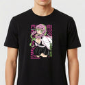 Camiseta com estampa frontal de personagem de anime, cabelos com tranças e envolvendo motivos florais e geométricos, acompanhada de caracteres japoneses.