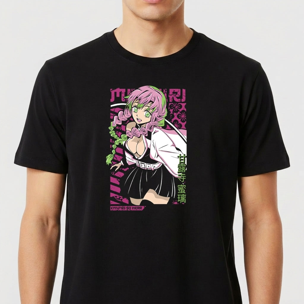 Camiseta com estampa frontal de personagem de anime, cabelos com tranças e envolvendo motivos florais e geométricos, acompanhada de caracteres japoneses.