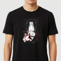 Camiseta com estampa frontal de personagem de anime com cabelo longo, expressão séria e sangue nas mãos, cercado por linhas diagonais e detalhes vermelhos.
