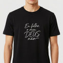 Camiseta com estampa frontal de texto "Eu falho, o meu DEUS não." e estampa traseira com logotipo estilizado, incluindo um emblema de cruz e coroa acima de "Santa Veste".