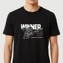 Camiseta com estampa frontal de figura esboçada em pose de dança, apresentado com capacete de corrida, acompanhada das palavras "WINNER" e "NICOLAS COSTA".