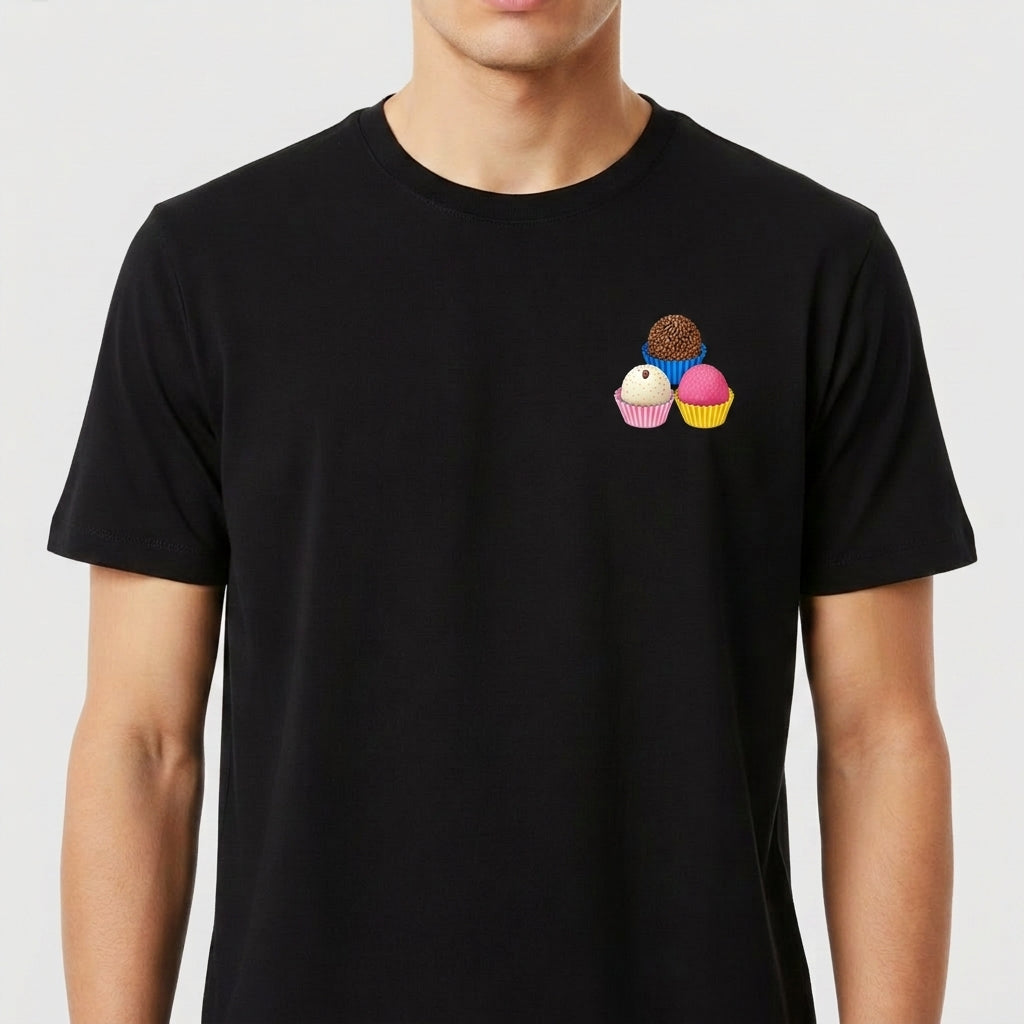 Camiseta com estampa frontal de quatro cupcakes decorados, cada um com confeitos e formatos variados, dispostos em um arranjo triangular encantador.