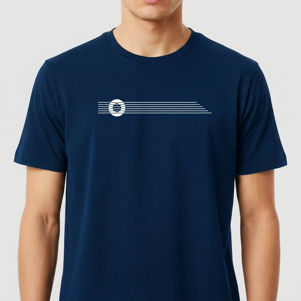 Camiseta com estampa frontal de linhas horizontais estilizadas atravessadas por uma forma circular e estampa traseira com texto pequeno "Moda de Unic" sob a gola.
