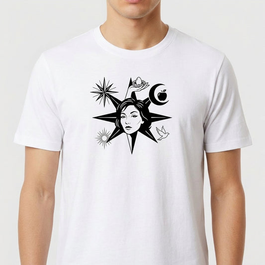 Camiseta com estampa frontal de uma bússola estilizada com rosto feminino central, acompanhada por estrelas, lua crescente, pomba e mão segurando uma rosa.