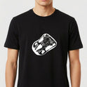 Camiseta com estampa frontal de um kart estilizado, mostrando detalhes intrincados do veículo em traços finos, com elementos que sugerem movimento.